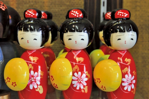 日本东北的乡间有许多富有传统特色的工艺品,可爱的小芥子木偶(こ